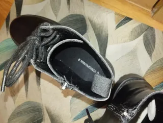 Botas negras con cordones