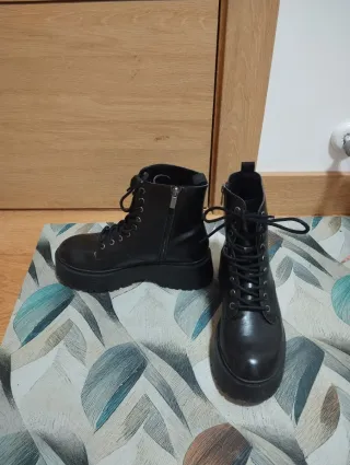 Botas negras con cordones