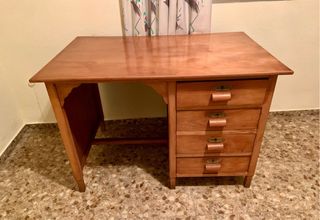 Escritorio de madera con cajones