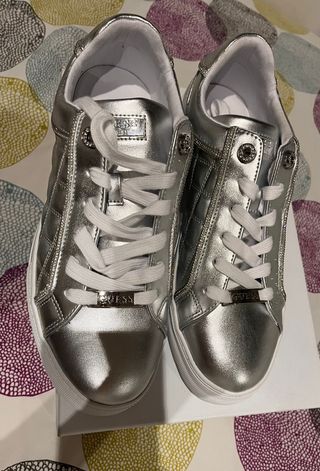 OFERTA SOLO HOY!! Zapatillas Guess Plateadas