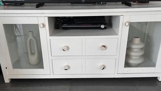 Mueble TV blanco con puertas de cristal