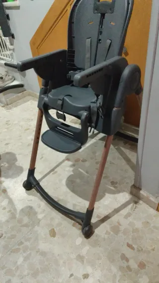 Trona de bebé gris y madera