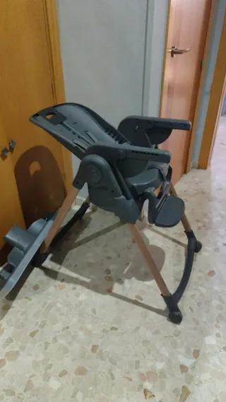 Trona de bebé gris y madera