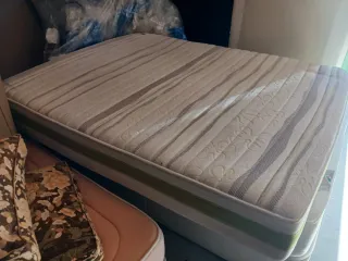 Colchón y somier 150x190 con patas