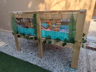 Preciosa jaula grande de madera para mascotas.