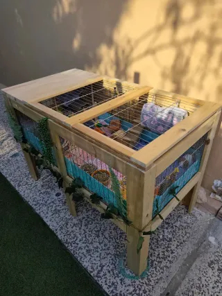 Preciosa jaula grande de madera para mascotas.