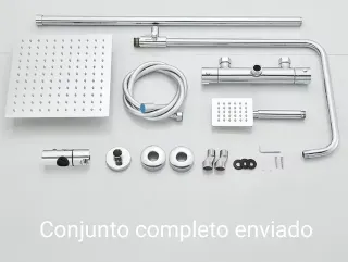 Grifo de ducha termostático con columna y cabezal.