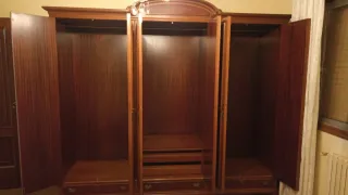 Armario grande de madera oscura