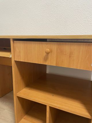 Escritorio de madera con cajón y estantes
