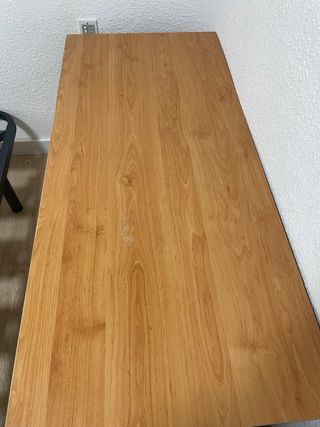 Escritorio de madera con cajón y estantes