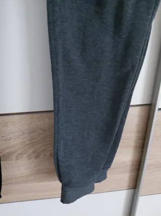 Pantalones deportivos negros y grises para niño.M.