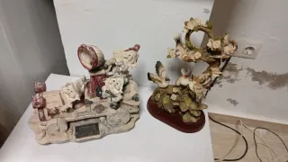 Figura de pájaros en rama con flores