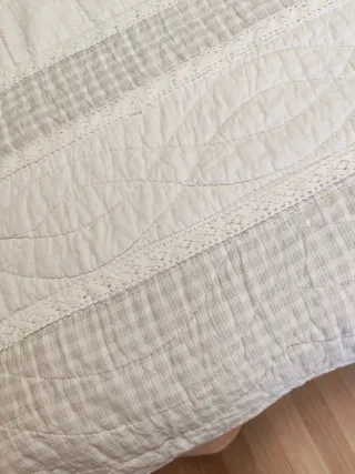 Edredón beige y blanco