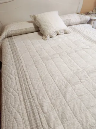Edredón beige y blanco