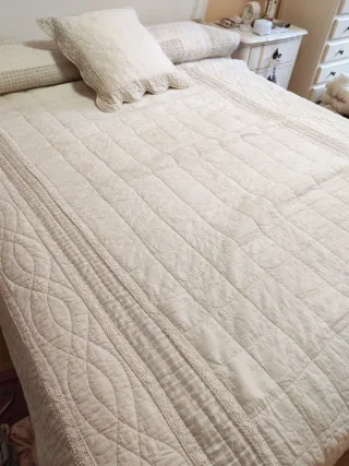 Edredón beige y blanco