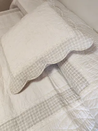 Edredón beige y blanco