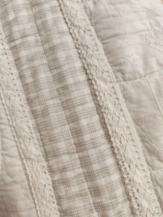 Edredón beige y blanco