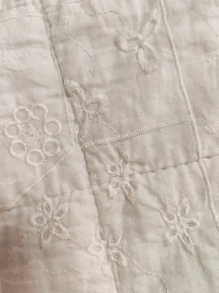 Edredón beige y blanco