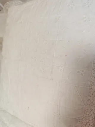 Edredón beige y blanco