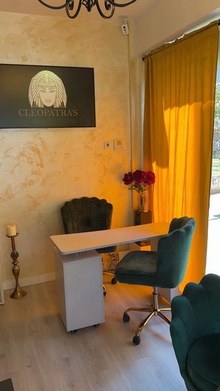 Sillas de terciopelo verde con base dorada