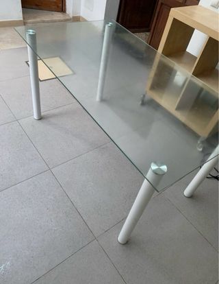 Mesa de cristal con patas blancas