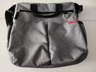 Bolso Skip Hop gris