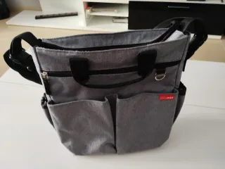 Bolso Skip Hop gris