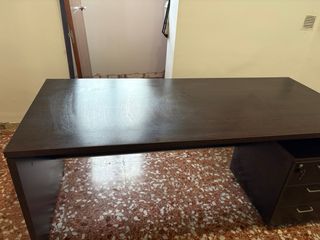 Mesa de oficina, estantería y cajonera