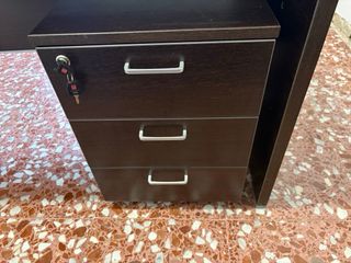 Mesa de oficina, estantería y cajonera