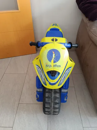 Moto de juguete amarilla y azul