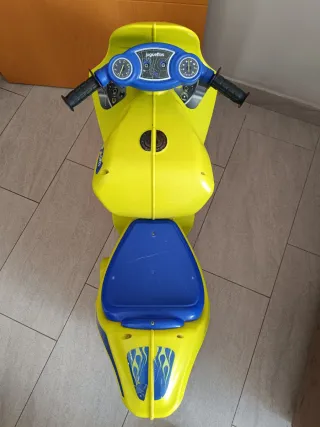 Moto de juguete amarilla y azul