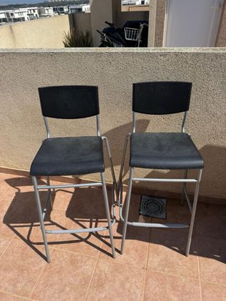 Barbacoa de gas con 2 sillas altas