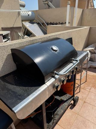 Barbacoa de gas con 2 sillas altas