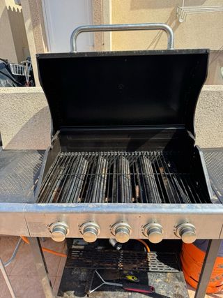 Barbacoa de gas con 2 sillas altas