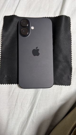 iPhone 16 azul bateria al 100%