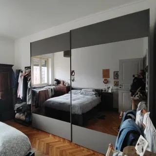 Mobile camera da letto in legno e vetro