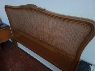 Cabecero de cama de madera y ratán
