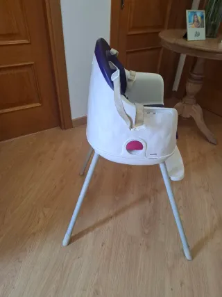 Trona de bebé azul y blanca