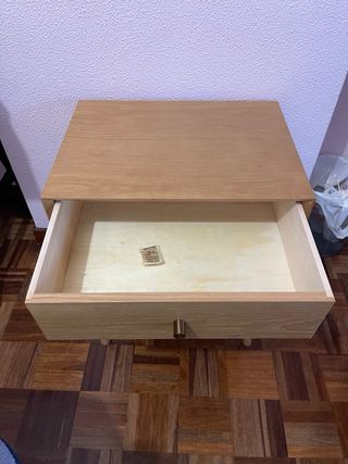 Mesita de noche de madera