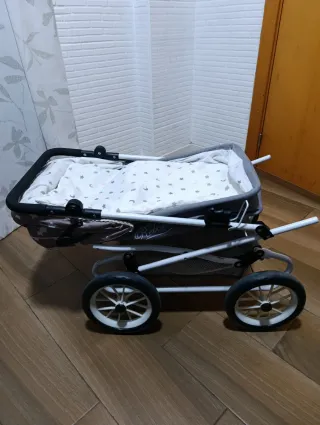 Coche de muñecas gris con estrellas