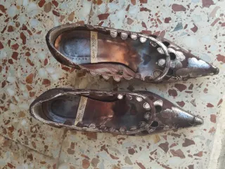 Zapatos de piel dorados y marrones