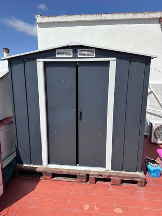 Caseta metálica gris y blanca