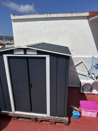 Caseta metálica gris y blanca