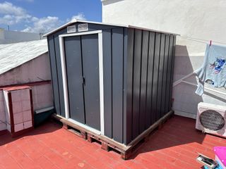 Caseta metálica gris y blanca