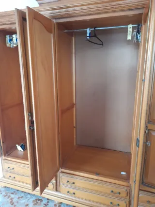 Armario de madera con puertas de cristal