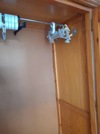 Armario de madera con puertas de cristal