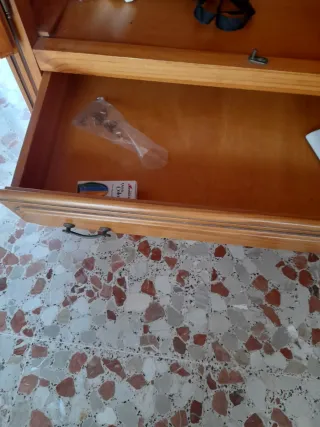 Armario de madera con puertas de cristal