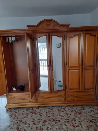 Armario de madera con puertas de cristal