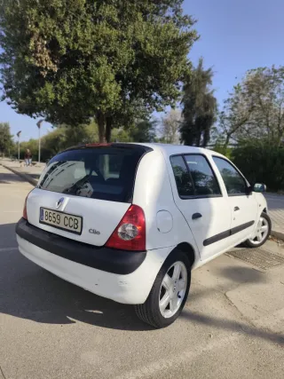 Coche averiado humo blanco