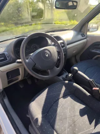 Coche averiado humo blanco